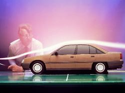 in zukunftsweisend aerodynamischen formen liess der 1986 eingefuehrte opel omega die konkurrenten von bmw und mercedes alt aussehen