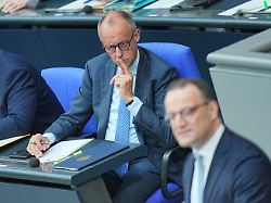 jens spahn cdu r cdu csu fraktionsvorsitzender im bundestag spricht im plenarsaal im bundestag waehrend bundeskanzler friedrich merz cdu zuhoert