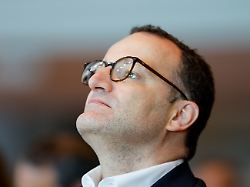 jens spahn vorsitzender der unions fraktion im bundestag sitzt beim landesparteitag der cdu nordrhein westfalen im saal