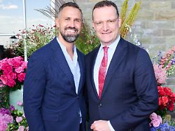 jens spahn r cdu fraktionsvorsitzender der bundestagsfraktion seiner partei kommt mit seinem mann daniel funke zum sommerfest der bild hilfsorganisation ein herz fuer kinder