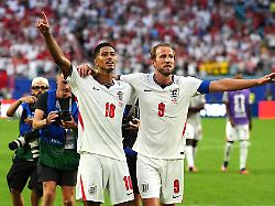 jude bellingham l und harry kane jubeln ueber den halbfinaleinzug 1