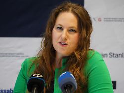 judit polgar schachspielerin aus ungarn spricht auf der pressekonferenz des weltschachfestivals 2023