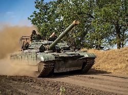 kherson ukraine august 8 ukrainian soldiers service their tanks and armored vehicles in the kherson region ukraine on august 8 2025