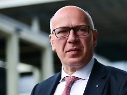 kai wegner cdu regierender buergermeister von berlin kommt zu der sonderkonferenz der regierungschefin und regierungschefs der ostdeutschen laender unter berliner vorsitz am flughafen berlin brandenburg