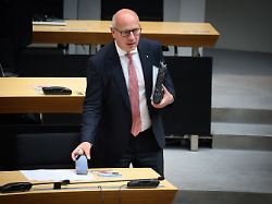 kai wegner cdu regierender buergermeister von berlin kommt zur plenarsitzung im berliner abgeordnetenhaus
