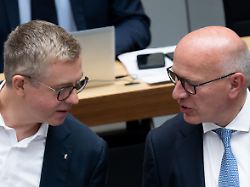 kai wegner cdu r regierender buergermeister von berlin spricht waehrend der 88 plenarsitzung des 19 berliner abgeordnetenhauses mit stefan evers cdu berliner senator fuer finanzen