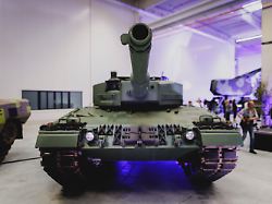 kampfpanzer leopard 2 von rheinmetall aufgenommen im rahmen der eroeffnung des artilleriewerks in unterluess 27 08 2025