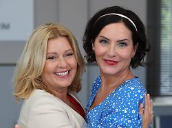 karin thaler l und marisa burger stehen bei einem fototermin der fernsehserie rosenheim cops auf dem bavaria film gelaende