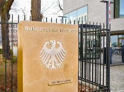 karlsruhe der eingangsbereich des bundesgerichtshofs in der herrenstrasse 45 a im bild eine goldfarbene stele am eingang mit der aufschrift bundesgerichtshof dem bundesadler und dem nachtbriefkasten