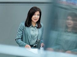 katherina reiche cdu bundesministerin fuer wirtschaft und energie spricht in der debatte zum gebaeudeenergiegesetz im plenarsaal im bundestag