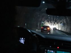 keine panik im tunnel regelmaessig tief ein und ausatmen hilft die nerven zu beruhigen