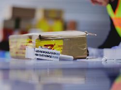kontrolle und abfertigung von luftfrachtsendungen durch beamte des zolls im dhl hub in schkeuditz 12 05 2026