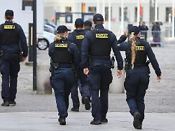 kopenhagen daenemark schloss christiansborg informeller eu gipfel polizisten sichern den tagungsort ab