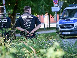 kraefte der bayerischen polizei stehen am welfen gymnasium