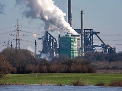 kulisse des stahlwerk hkm huettenwerke krupp mannesmann hochoefen gasometer loeschturm der kokerei loeschwolke nrw duisburg deutschland