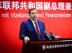 lars klingbeil spd bundesminister der finanzen spricht bei einer veranstaltung an der universitaet peking