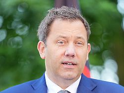 lars klingbeil spd bundesminister der finanzen spricht im garten des kanzleramtes auf einer pressekonferenz nach der sitzung des koalitionsausschusses
