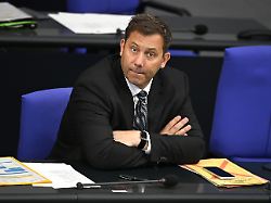 lars klingbeil spd bundesminister der finanzen verfolgt die debatte im plenarsaal im bundestag