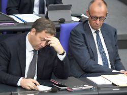 lars klingbeil und friedrich merz in der 90 sitzung des 21 deutschen bundestages im reichstagsgebaeude berlin 10 07
