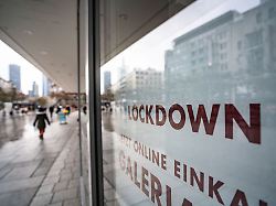 lockdown steht im schaufenster eines geschlossenen kaufhauses auf der frankfurter zeil das zum online einkauf raet