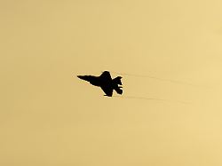 lockheed martin f 35 lightning ii kampfflugzeug der us luftwaffe usaf silhouette im flug bei sonnenuntergang auf dem luftwaffenstuetzpunkt raf lakenheath suffolk england grossbritannien