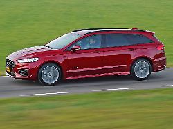 long vehicle der mondeo faehrt hier in der traditionell bei ford turnier genannten kombi version vor