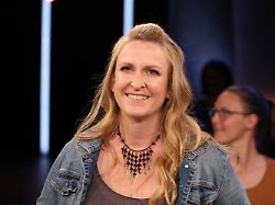 lydia moecklinghoff zoologin und autorin zu gast in der ndr talk show fototermin am 10 7 2024 im fernsehstudio hamburg lokstedt vor der sendung am 9 8