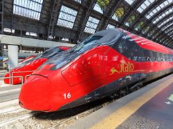 mailand italien 22 maerz 2022 italo etr 675 pendolino hochgeschwindigkeitszuege von nuovo trasporto viaggiatori ntv im bahnhof milano centrale in mailand italien