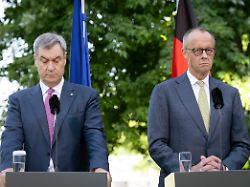 markus s der und friedrich merz bei der pressekonferenz press conference zu den ergebnissen des koalitionsausschusses im garten des bundeskanzleramts berlin 02 07