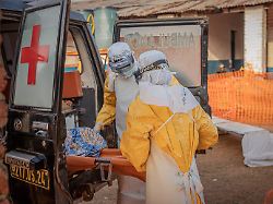 medizinisches personal begleitet einen ebola patienten zu einem ebola behandlungszentrum in mongbwalu in der provinz ituri in der demokratischen republik kongo