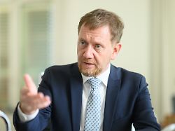 michael kretschmer cdu ministerpraesident von sachsen gestikuliert im rahmen eines interviews mit der deutschen presse agentur dpa in seinem buero in der staatskanzlei