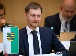 michael kretschmer cdu ministerpraesident von sachsen sitzt zu beginn der konferenz der regierungschefinnen und regierungschefs der laender mpk im bundesrat