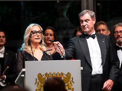 ministerpraesident markus soeder r csu passt das mikrofon fuer katharina wagner l an der staatsempfang zum start der 150 richard wagner festspiele 1