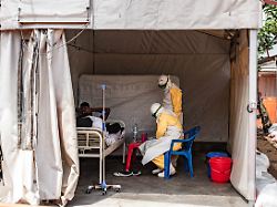 mitarbeiter der hilfsorganisation aerzte ohne grenzen msf arbeiten in der provinz ituri im einsatz gegen die ebola epidemie der ebola ausbruch in der demokratischen republik kongo weitet sich aus 1