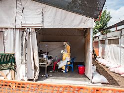 mitarbeiter der hilfsorganisation aerzte ohne grenzen msf arbeiten in der provinz ituri im einsatz gegen die ebola epidemie der ebola ausbruch in der demokratischen republik kongo weitet sich aus