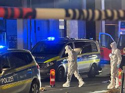 mitarbeiter der spurensicherung sind am tatort in kelkheim beschaeftigt auf offener strasse hat ein mann mit einer schnittwaffe im hessischen kelkheim seine ehefrau getoetet