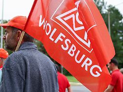 mitarbeiter des automobilherstellers volkswagen ag und mitglieder der gewerkschaft ig metall marschieren am tag der aufsichtsratssitzung auf dem gelaende der volkswagen zentrale in wolfsburg