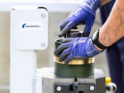mitarbeiter fertigen 155mm artilleriemunition im neuen artilleriewerk von rheinmetall in dem werk soll artilleriemunition und spaeter auch raketenartillerie hergestellt werden