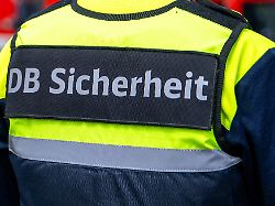 mitarbeiterinnen und mitarbeiter der db sicherheit stehen auf dem bahnsteig