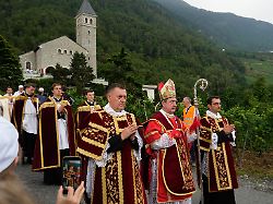 monsignore alfonso de galarreta m trifft zur weihezeremonie fuer vier neue bischoefe im seminar der priesterbruderschaft st pius x in econe ein