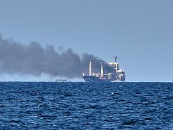 nach einem russischen raketenangriff im schwarzen meer steigt rauch aus dem unter der flagge von guinea bissau fahrenden getreidetransporter golden leo auf