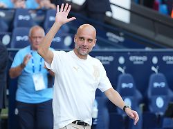 nach zehn jahren verabschiedete sich trainer pep guardiola bei manchester city 2