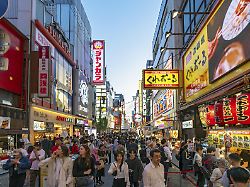 naechtliche strasse mit neonlichtern und leuchtreklamen stadtteil dotonbori osaka japan asien