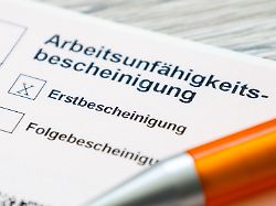 nahaufnahme einer arbeitsunfaehigkeitsbescheinigung