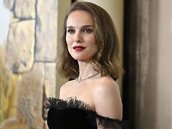 natalie portman attends apple s fountain of youth premiere at the american museum of natural history new york ny may 19 2025