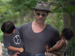 new york ny 8 26 07 brad pitt leaving the playground with his kids
