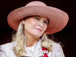 oslo 17 05 2026 norwegian royal family crown princess mette marit watch the procession in front of the royal palace in oslo foto albert nieboer netherlands out point de vue out