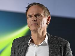 oliver blume vorstandsvorsitzender der volkswagen ag spricht vor journalisten volkswagen will seine strategie in china fuer den export in den globalen sueden anpassen