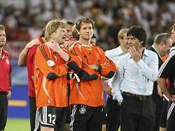 oliver kahn re und jens lehmann mi und jogi loew beim fussball wm 2006 spiel um platz 3 dfb deutschland brd portugal 3 1 in stuttgart