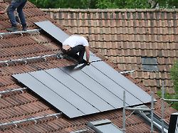 photopqr l alsace jean marc loos strasbourg 12 06 2026 des techniciens installent des panneaux photovoltaiques sur le toit d une maison particuliere a strasbourg le 12 juin 2026